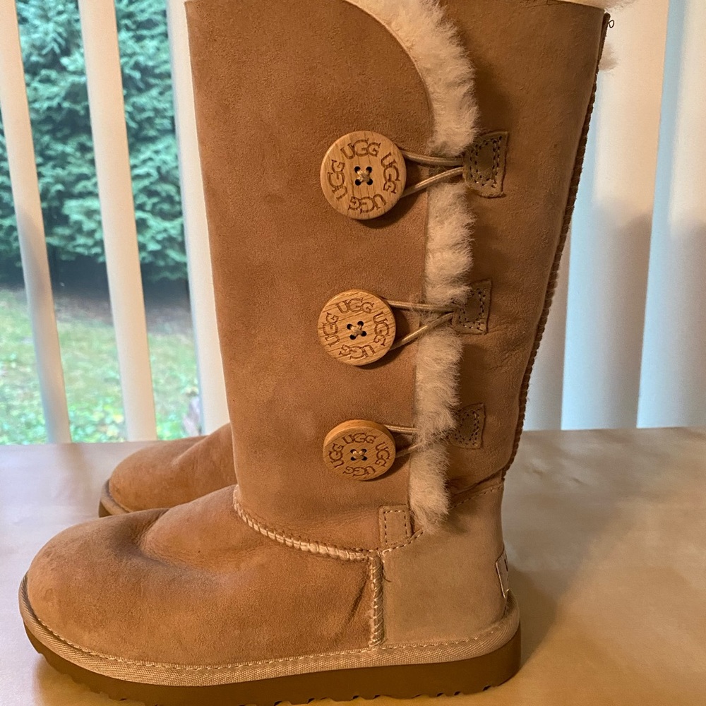 UGG Bailey Button Boots, Chestnut Size 5